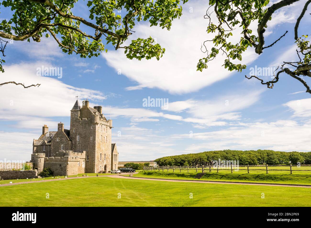 Historisches Hotel am Ackergill Tower in der Sinclair Bay in den schottischen Highlands. Wunderschöner grüner Rasen in einem luxuriösen alten britischen Herrenhaus in Wick, Schottland. Stockfoto