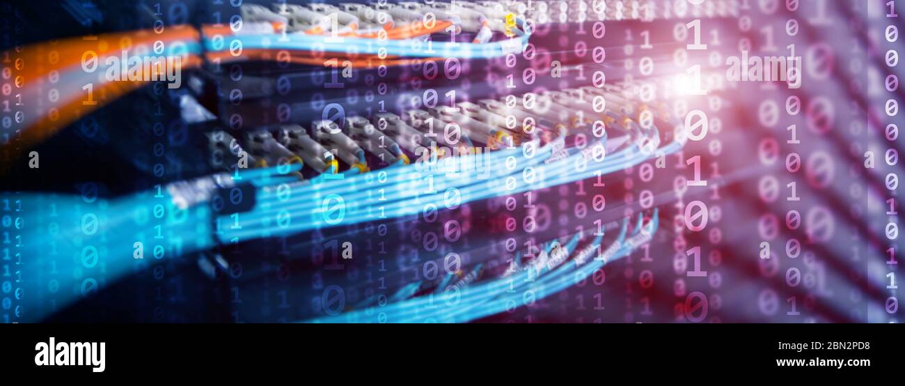 Digitaler Binare Code im Hintergrund Des Rechenzentrums. Technologie Panorama-Hintergrundbild für Ihr Unternehmen Stockfoto