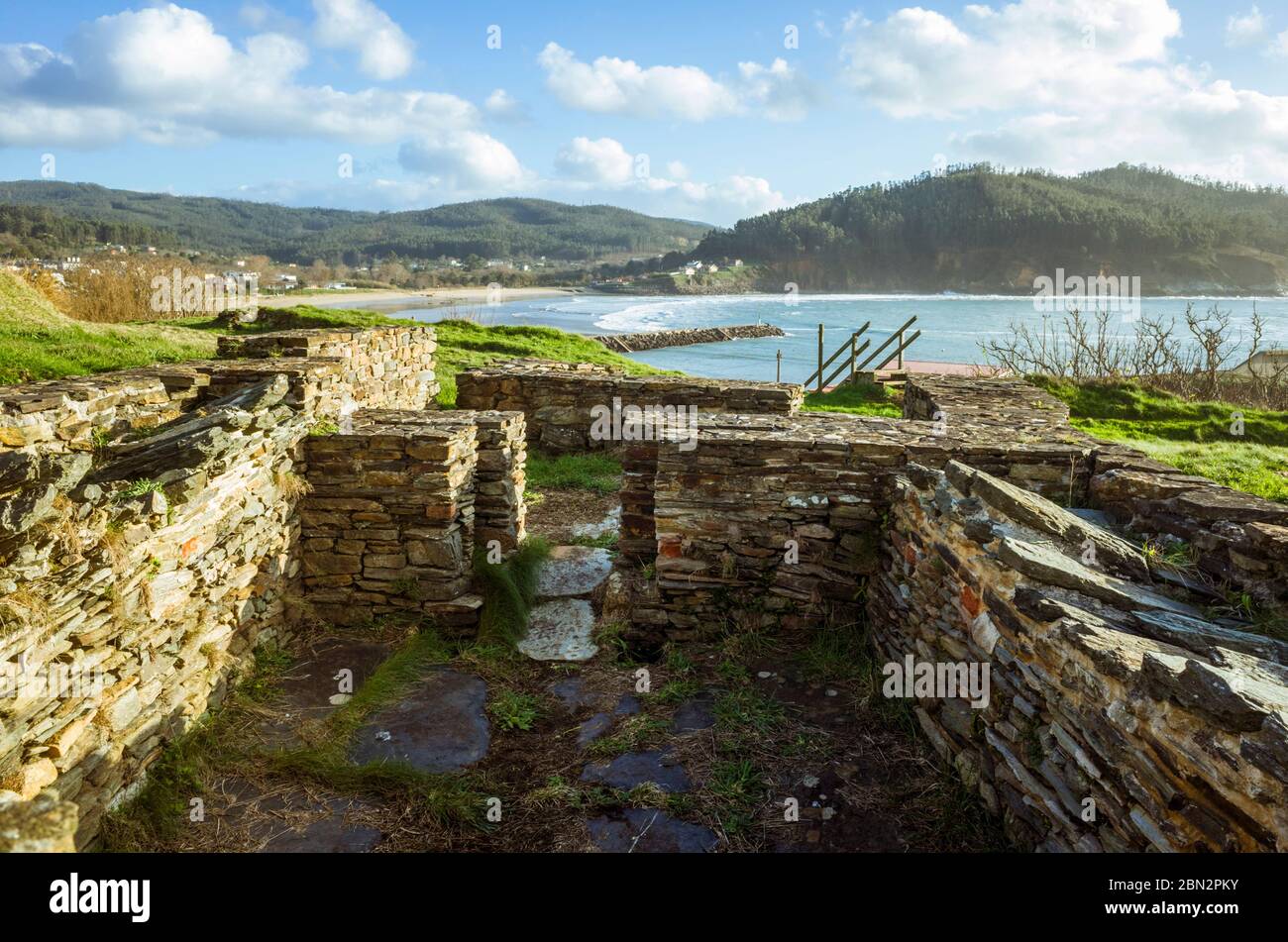 Espasante, Coruna Provinz, Galicien, Spanien - 17. Februar 2020 : Überreste der keltischen Siedlung Castro de Punta dos Prados aus der Eisenzeit mit Blick auf die Th Stockfoto