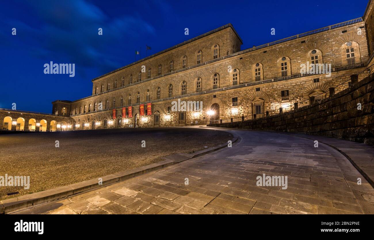 Der prächtige Palazzo Pitti auf dem Platz Pitti in Florenz, Italien, in der Abenddämmerung Stockfoto