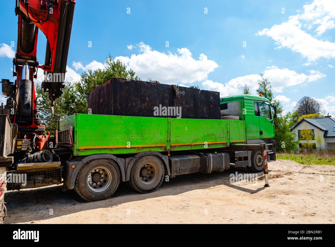 Ein LKW mit Kran stellt den Tank auf Stockfoto