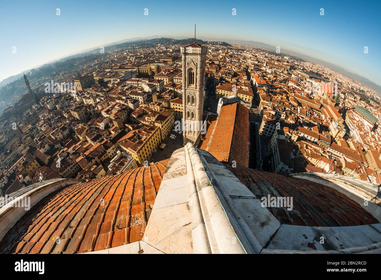 Ein Blick aus der Fischperspektive auf Florenz von der Spitze der brunelleschi-Kuppel, den Dächern der Altstadt und dem Giotto-Glockenturm im Hintergrund Stockfoto