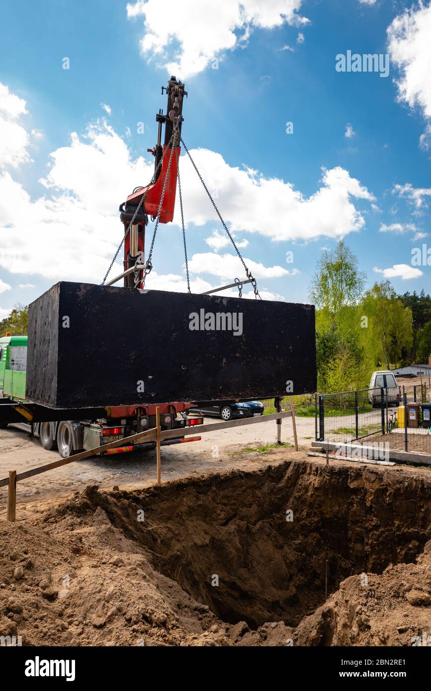 Ein LKW mit Kran stellt den Tank auf Stockfoto