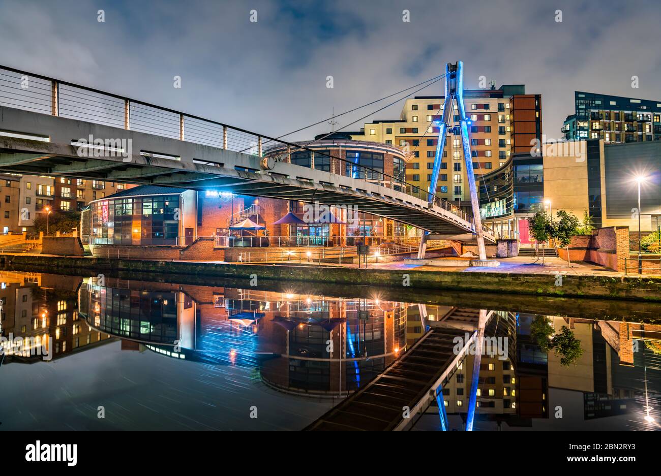 Fußgängerbrücke über den Aire River in Leeds, England Stockfoto