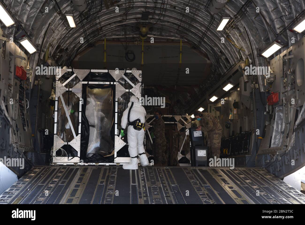 RAMSTEIN LUFTWAFFENBASIS, DEUTSCHLAND - 08. Mai 2020 - US Air Force Senior Airman Jason McGhee, 313th Expeditionary Operations Support Squadron Biomedical Equip Stockfoto