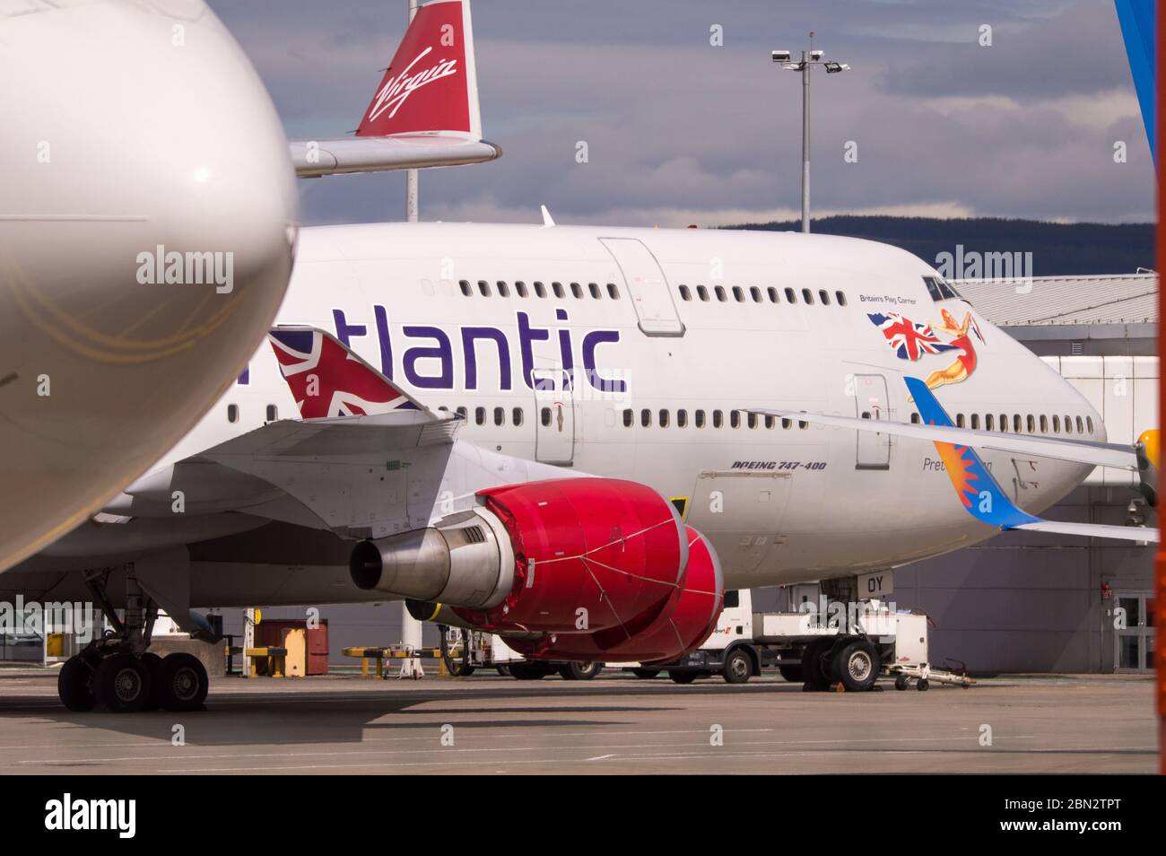 Glasgow, Großbritannien. Mai 2020. Bild: Virgin Atlantic zieht während der verlängerten Sperrung des Coronavirus (COVID19) mehr Flugzeuge zum Flughafen Glasgow um. Auf dem Tarmac sind zwei Boeing 747-400 und zwei Airbus A330-300 Flugzeuge amongst4 die andere Anzahl von Bodenflugzeugen von verschiedenen Fluggesellschaften, die das gleiche oder ähnliche Schicksal bei Virgin konfrontiert. Virgin Atlantic kündigte an, dass sie ihre Operationen in Gatwick auf unbestimmte Zeit schließen werden, was für den Südosten Großbritanniens massive Auswirkungen haben wird. Quelle: Colin Fisher/Alamy Live News Stockfoto