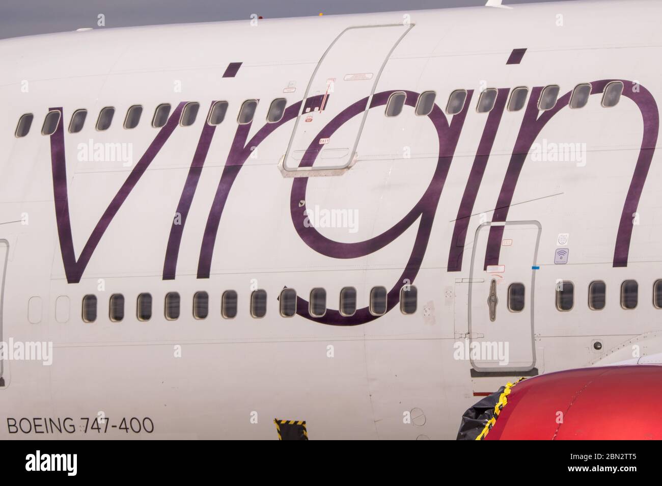 Glasgow, Großbritannien. Mai 2020. Bild: Virgin Atlantic zieht während der verlängerten Sperrung des Coronavirus (COVID19) mehr Flugzeuge zum Flughafen Glasgow um. Auf dem Tarmac sind zwei Boeing 747-400 und zwei Airbus A330-300 Flugzeuge amongst4 die andere Anzahl von Bodenflugzeugen von verschiedenen Fluggesellschaften, die das gleiche oder ähnliche Schicksal bei Virgin konfrontiert. Virgin Atlantic kündigte an, dass sie ihre Operationen in Gatwick auf unbestimmte Zeit schließen werden, was für den Südosten Großbritanniens massive Auswirkungen haben wird. Quelle: Colin Fisher/Alamy Live News Stockfoto