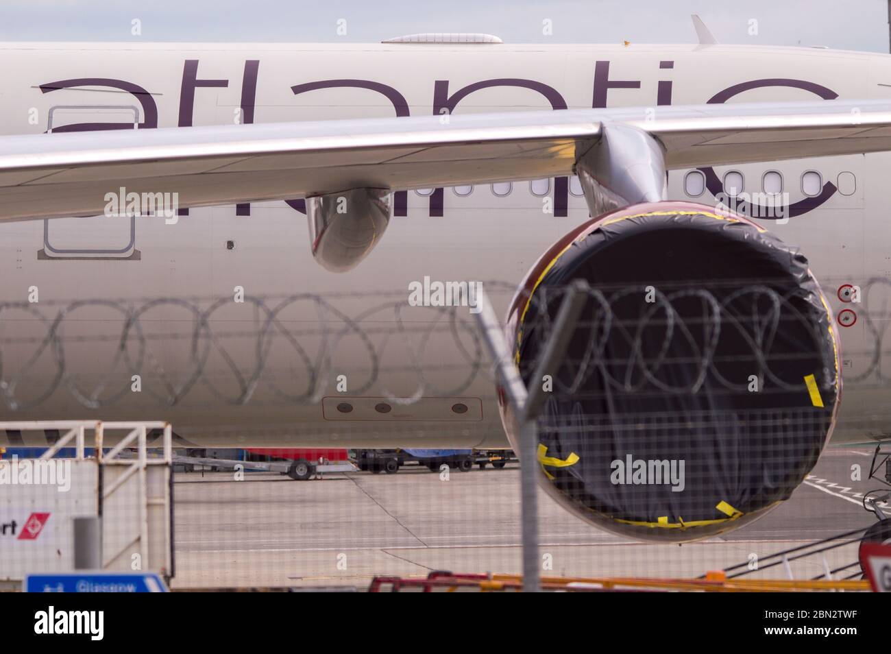 Glasgow, Großbritannien. Mai 2020. Bild: Virgin Atlantic zieht während der verlängerten Sperrung des Coronavirus (COVID19) mehr Flugzeuge zum Flughafen Glasgow um. Auf dem Tarmac sind zwei Boeing 747-400 und zwei Airbus A330-300 Flugzeuge amongst4 die andere Anzahl von Bodenflugzeugen von verschiedenen Fluggesellschaften, die das gleiche oder ähnliche Schicksal bei Virgin konfrontiert. Virgin Atlantic kündigte an, dass sie ihre Operationen in Gatwick auf unbestimmte Zeit schließen werden, was für den Südosten Großbritanniens massive Auswirkungen haben wird. Quelle: Colin Fisher/Alamy Live News Stockfoto