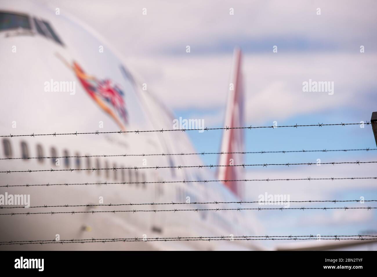 Glasgow, Großbritannien. Mai 2020. Bild: Virgin Atlantic zieht während der verlängerten Sperrung des Coronavirus (COVID19) mehr Flugzeuge zum Flughafen Glasgow um. Auf dem Tarmac sind zwei Boeing 747-400 und zwei Airbus A330-300 Flugzeuge amongst4 die andere Anzahl von Bodenflugzeugen von verschiedenen Fluggesellschaften, die das gleiche oder ähnliche Schicksal bei Virgin konfrontiert. Virgin Atlantic kündigte an, dass sie ihre Operationen in Gatwick auf unbestimmte Zeit schließen werden, was für den Südosten Großbritanniens massive Auswirkungen haben wird. Quelle: Colin Fisher/Alamy Live News Stockfoto