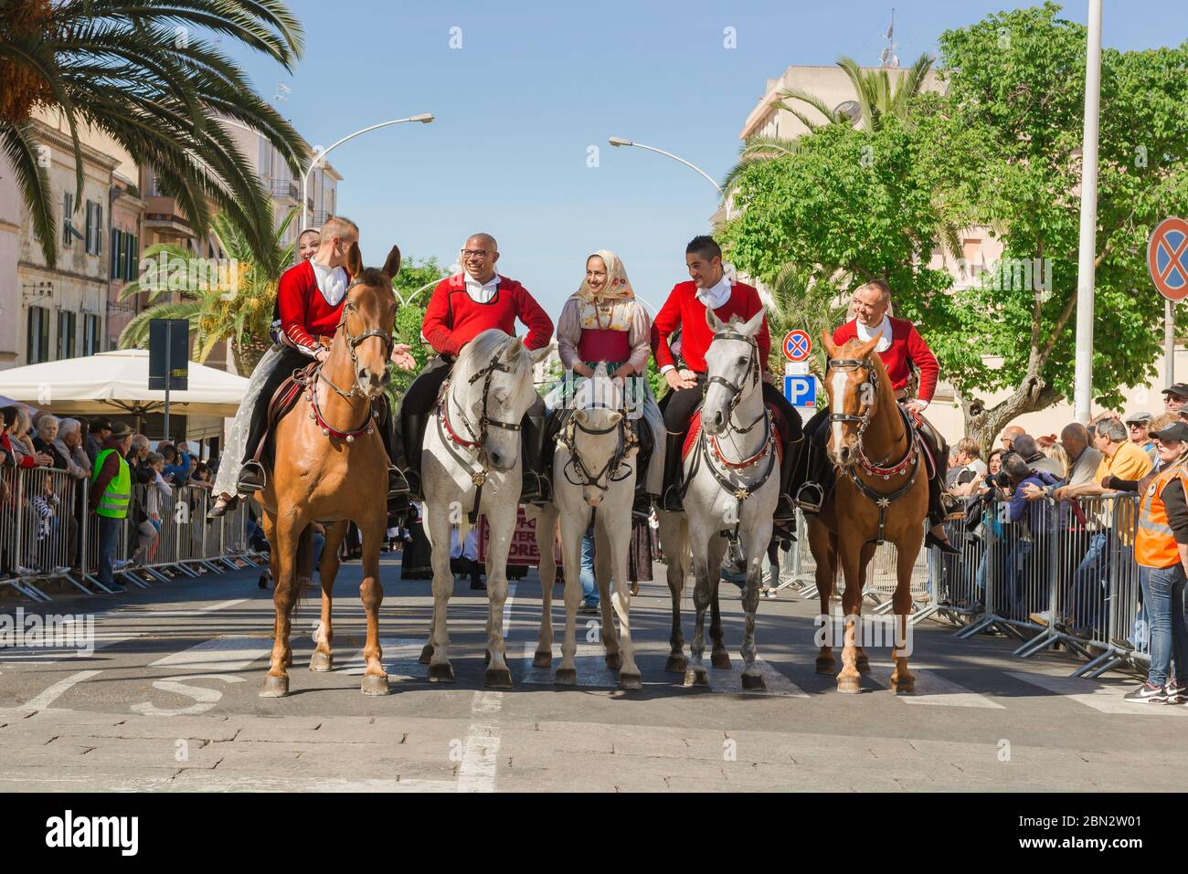 Sardinien Festival Cavalcata Sarda, Sarden in traditioneller Tracht reiten ihre Pferde in der großen Prozession des Cavalcata Festival, Sassari. Stockfoto