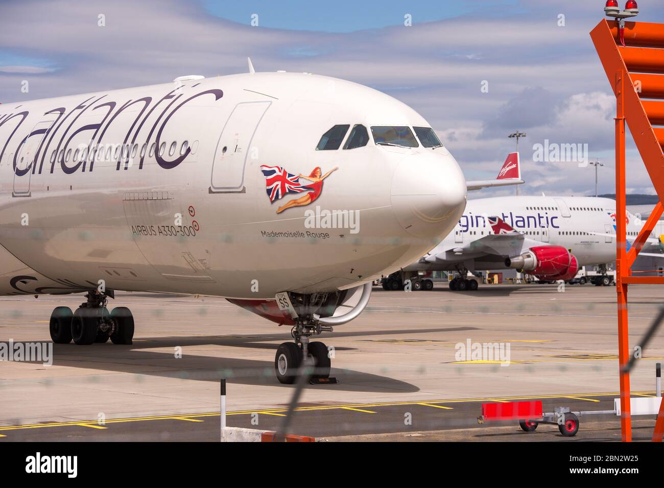 Glasgow, Großbritannien. Mai 2020. Bild: Virgin Atlantic zieht während der verlängerten Sperrung des Coronavirus (COVID19) mehr Flugzeuge zum Flughafen Glasgow um. Auf dem Tarmac sind zwei Boeing 747-400 und zwei Airbus A330-300 Flugzeuge amongst4 die andere Anzahl von Bodenflugzeugen von verschiedenen Fluggesellschaften, die das gleiche oder ähnliche Schicksal bei Virgin konfrontiert. Virgin Atlantic kündigte an, dass sie ihre Operationen in Gatwick auf unbestimmte Zeit schließen werden, was für den Südosten Großbritanniens massive Auswirkungen haben wird. Quelle: Colin Fisher/Alamy Live News Stockfoto