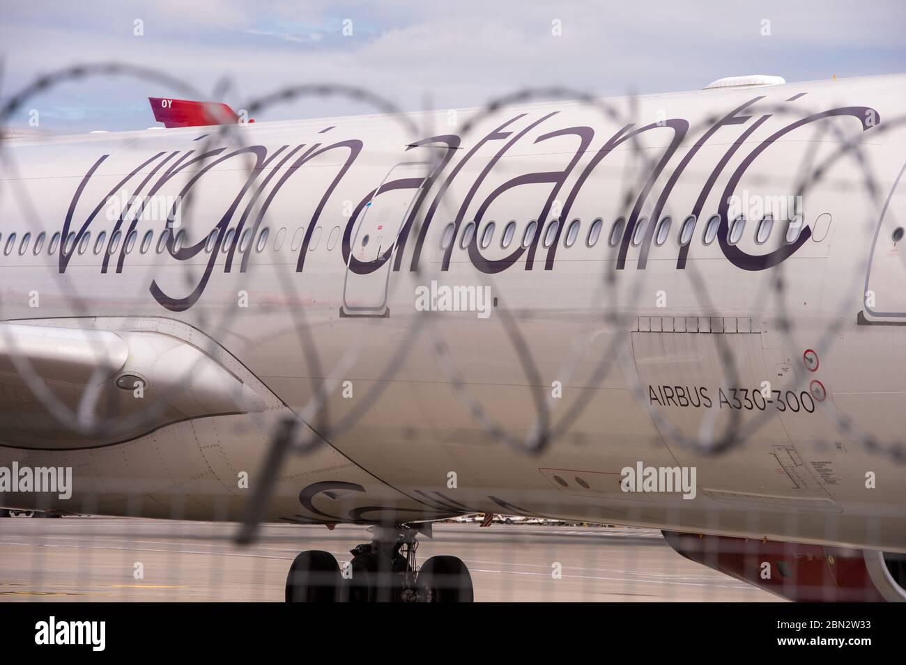 Glasgow, Großbritannien. Mai 2020. Bild: Virgin Atlantic zieht während der verlängerten Sperrung des Coronavirus (COVID19) mehr Flugzeuge zum Flughafen Glasgow um. Auf dem Tarmac sind zwei Boeing 747-400 und zwei Airbus A330-300 Flugzeuge amongst4 die andere Anzahl von Bodenflugzeugen von verschiedenen Fluggesellschaften, die das gleiche oder ähnliche Schicksal bei Virgin konfrontiert. Virgin Atlantic kündigte an, dass sie ihre Operationen in Gatwick auf unbestimmte Zeit schließen werden, was für den Südosten Großbritanniens massive Auswirkungen haben wird. Quelle: Colin Fisher/Alamy Live News Stockfoto