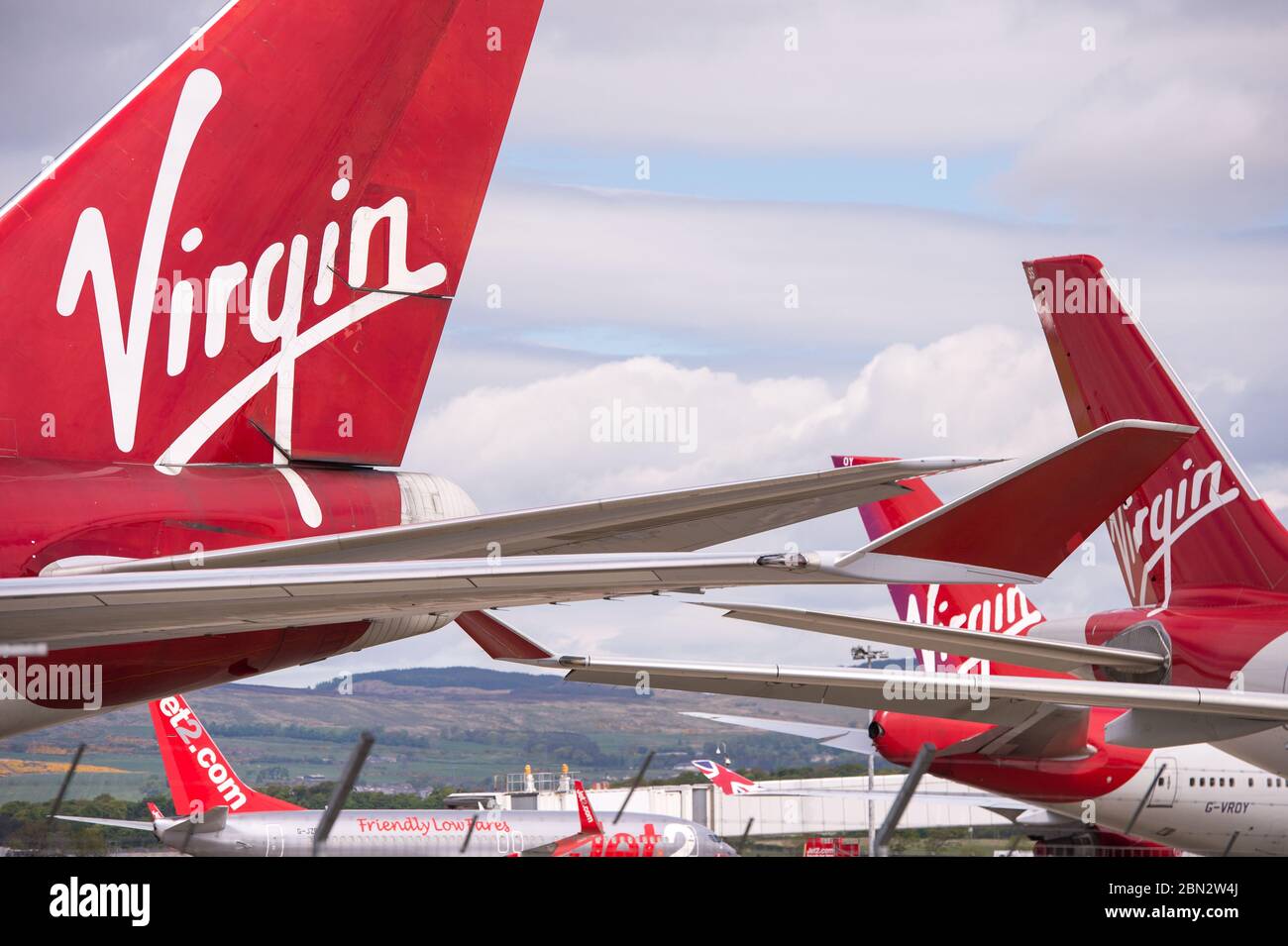 Glasgow, Großbritannien. Mai 2020. Bild: Virgin Atlantic zieht während der verlängerten Sperrung des Coronavirus (COVID19) mehr Flugzeuge zum Flughafen Glasgow um. Auf dem Tarmac sind zwei Boeing 747-400 und zwei Airbus A330-300 Flugzeuge amongst4 die andere Anzahl von Bodenflugzeugen von verschiedenen Fluggesellschaften, die das gleiche oder ähnliche Schicksal bei Virgin konfrontiert. Virgin Atlantic kündigte an, dass sie ihre Operationen in Gatwick auf unbestimmte Zeit schließen werden, was für den Südosten Großbritanniens massive Auswirkungen haben wird. Quelle: Colin Fisher/Alamy Live News Stockfoto