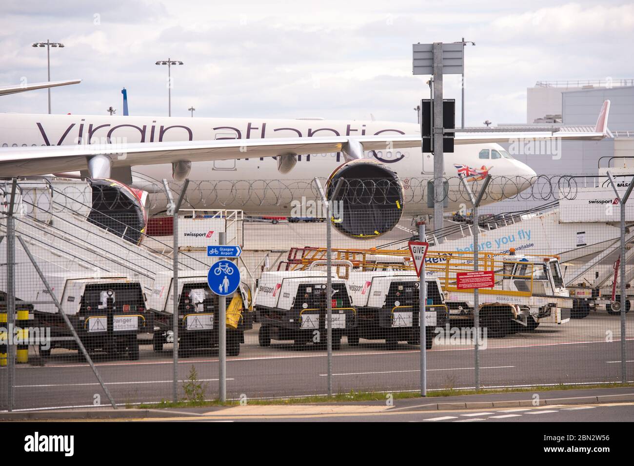 Glasgow, Großbritannien. Mai 2020. Bild: Virgin Atlantic zieht während der verlängerten Sperrung des Coronavirus (COVID19) mehr Flugzeuge zum Flughafen Glasgow um. Auf dem Tarmac sind zwei Boeing 747-400 und zwei Airbus A330-300 Flugzeuge amongst4 die andere Anzahl von Bodenflugzeugen von verschiedenen Fluggesellschaften, die das gleiche oder ähnliche Schicksal bei Virgin konfrontiert. Virgin Atlantic kündigte an, dass sie ihre Operationen in Gatwick auf unbestimmte Zeit schließen werden, was für den Südosten Großbritanniens massive Auswirkungen haben wird. Quelle: Colin Fisher/Alamy Live News Stockfoto