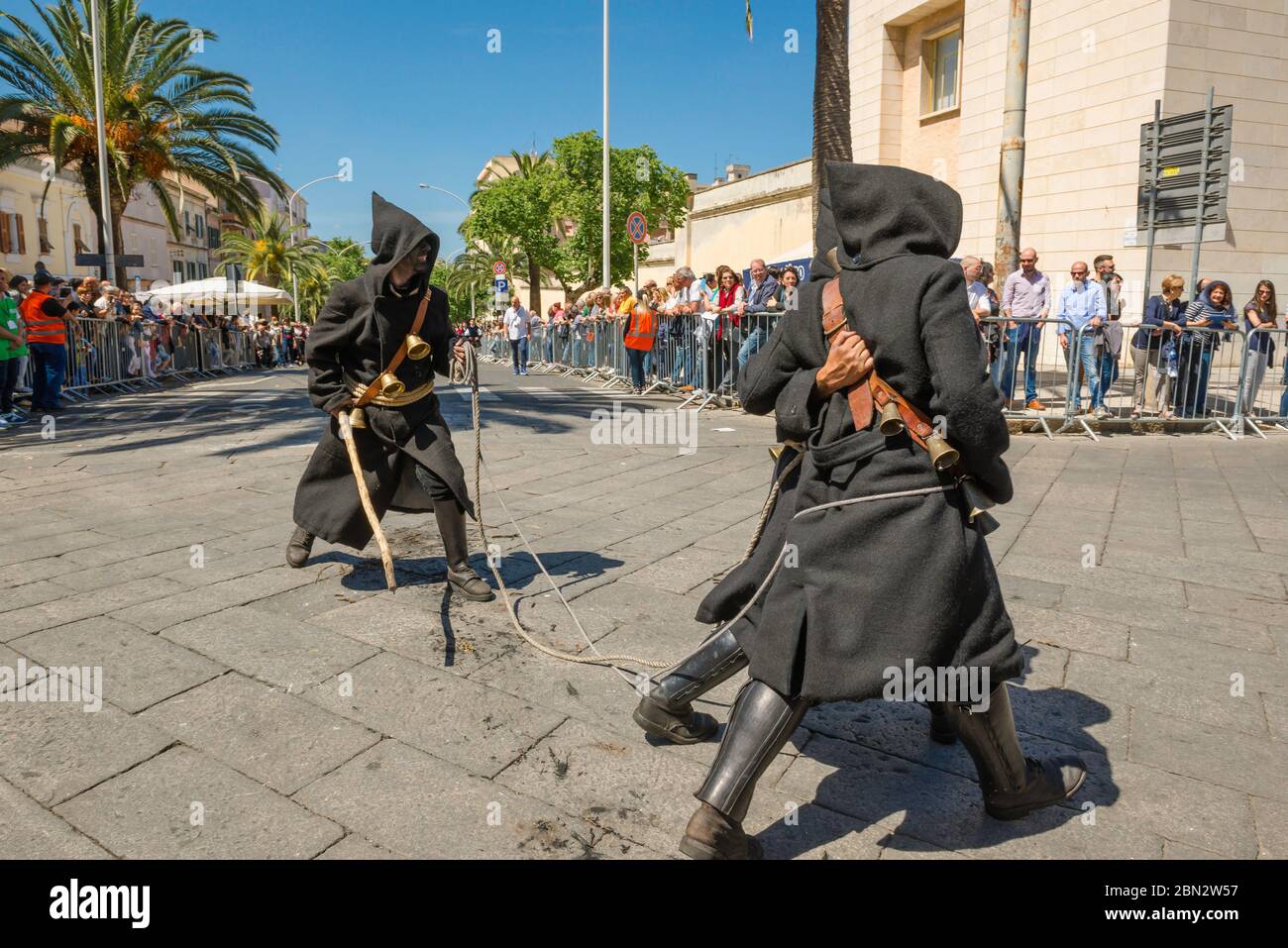 Sardinien Festival, Blick auf die Thurpos oder mit dem Kopf "Blinde" während der großen Parade der Cavalcata Sarda Festival in Sassari, Sardinien Stockfoto