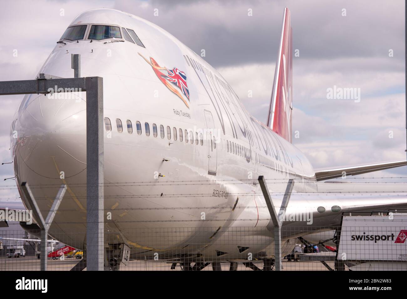 Glasgow, Großbritannien. Mai 2020. Bild: Virgin Atlantic zieht während der verlängerten Sperrung des Coronavirus (COVID19) mehr Flugzeuge zum Flughafen Glasgow um. Auf dem Tarmac sind zwei Boeing 747-400 und zwei Airbus A330-300 Flugzeuge amongst4 die andere Anzahl von Bodenflugzeugen von verschiedenen Fluggesellschaften, die das gleiche oder ähnliche Schicksal bei Virgin konfrontiert. Virgin Atlantic kündigte an, dass sie ihre Operationen in Gatwick auf unbestimmte Zeit schließen werden, was für den Südosten Großbritanniens massive Auswirkungen haben wird. Quelle: Colin Fisher/Alamy Live News Stockfoto