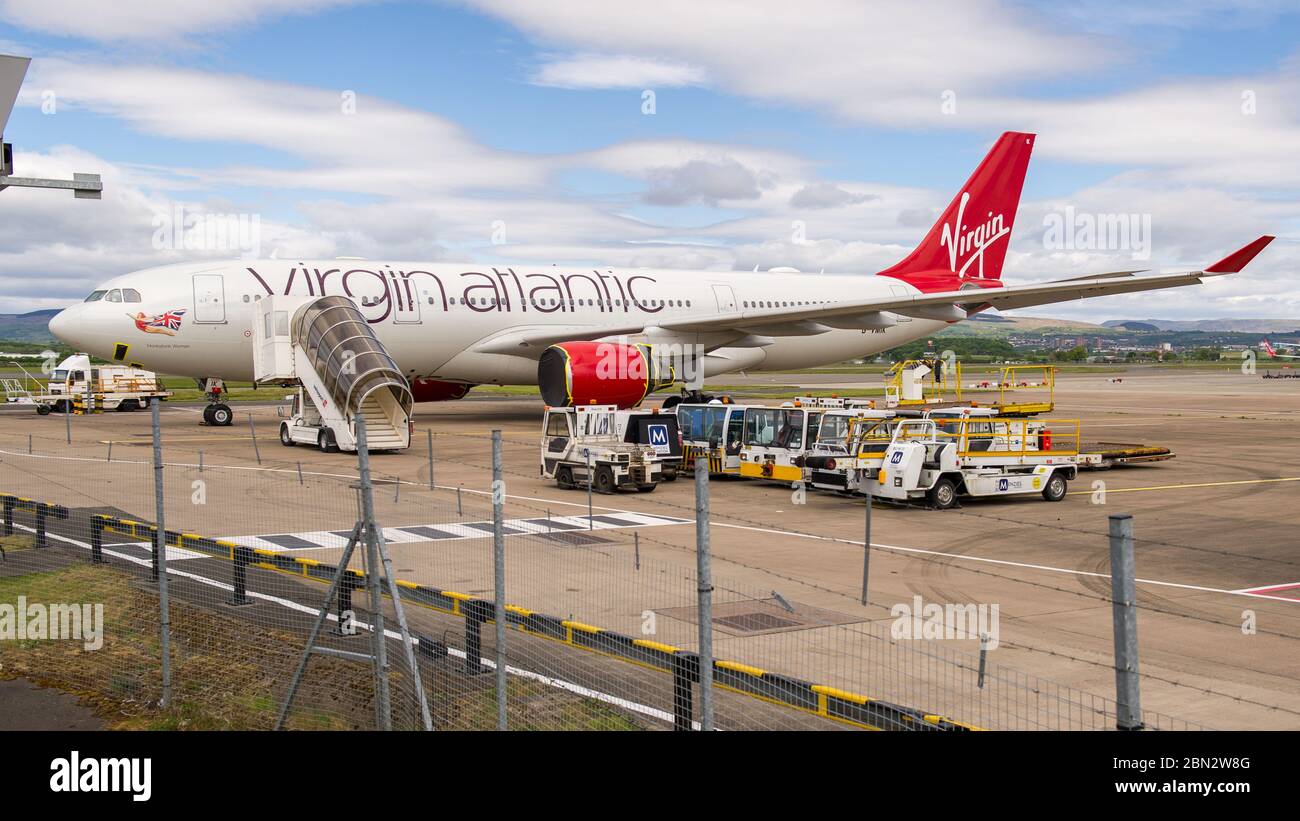Glasgow, Großbritannien. Mai 2020. Bild: Virgin Atlantic zieht während der verlängerten Sperrung des Coronavirus (COVID19) mehr Flugzeuge zum Flughafen Glasgow um. Auf dem Tarmac sind zwei Boeing 747-400 und zwei Airbus A330-300 Flugzeuge amongst4 die andere Anzahl von Bodenflugzeugen von verschiedenen Fluggesellschaften, die das gleiche oder ähnliche Schicksal bei Virgin konfrontiert. Virgin Atlantic kündigte an, dass sie ihre Operationen in Gatwick auf unbestimmte Zeit schließen werden, was für den Südosten Großbritanniens massive Auswirkungen haben wird. Quelle: Colin Fisher/Alamy Live News Stockfoto