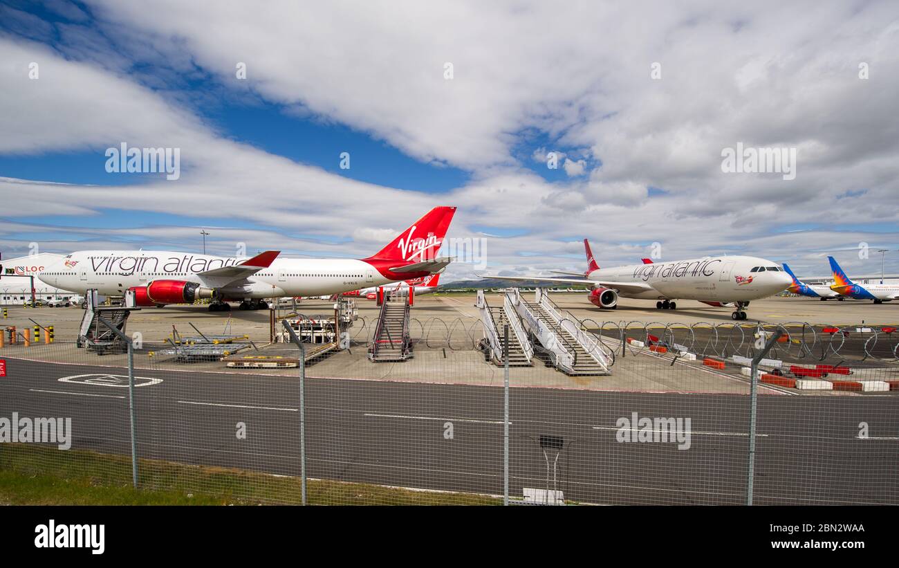 Glasgow, Großbritannien. Mai 2020. Bild: Virgin Atlantic zieht während der verlängerten Sperrung des Coronavirus (COVID19) mehr Flugzeuge zum Flughafen Glasgow um. Auf dem Tarmac sind zwei Boeing 747-400 und zwei Airbus A330-300 Flugzeuge amongst4 die andere Anzahl von Bodenflugzeugen von verschiedenen Fluggesellschaften, die das gleiche oder ähnliche Schicksal bei Virgin konfrontiert. Virgin Atlantic kündigte an, dass sie ihre Operationen in Gatwick auf unbestimmte Zeit schließen werden, was für den Südosten Großbritanniens massive Auswirkungen haben wird. Quelle: Colin Fisher/Alamy Live News Stockfoto