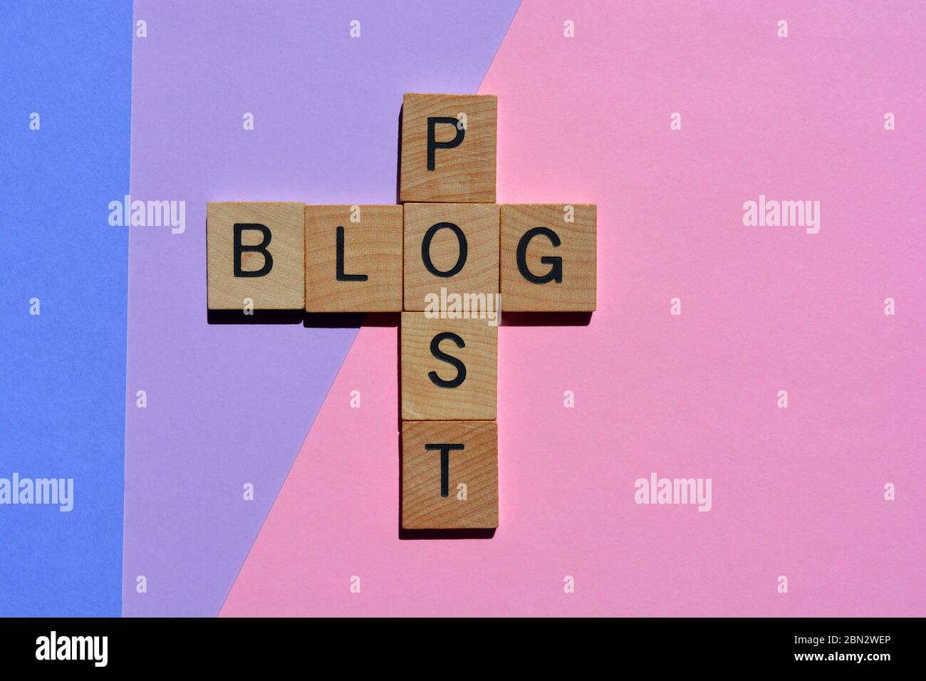 Blog Post Kreuzworträtsel isoliert auf rosa Hintergrund Stockfoto