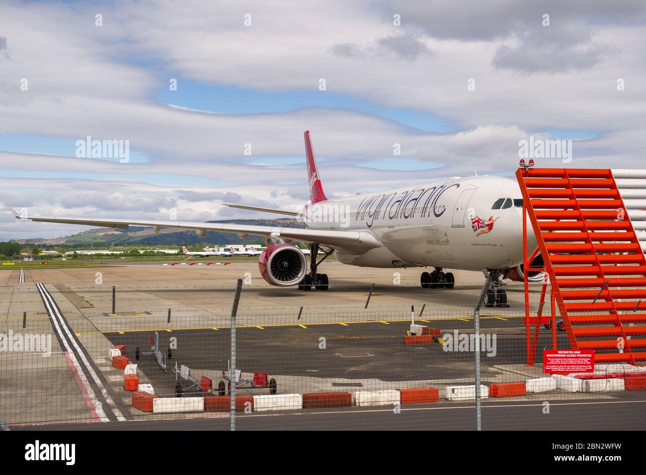 Glasgow, Großbritannien. Mai 2020. Bild: Virgin Atlantic zieht während der verlängerten Sperrung des Coronavirus (COVID19) mehr Flugzeuge zum Flughafen Glasgow um. Auf dem Tarmac sind zwei Boeing 747-400 und zwei Airbus A330-300 Flugzeuge amongst4 die andere Anzahl von Bodenflugzeugen von verschiedenen Fluggesellschaften, die das gleiche oder ähnliche Schicksal bei Virgin konfrontiert. Virgin Atlantic kündigte an, dass sie ihre Operationen in Gatwick auf unbestimmte Zeit schließen werden, was für den Südosten Großbritanniens massive Auswirkungen haben wird. Quelle: Colin Fisher/Alamy Live News Stockfoto