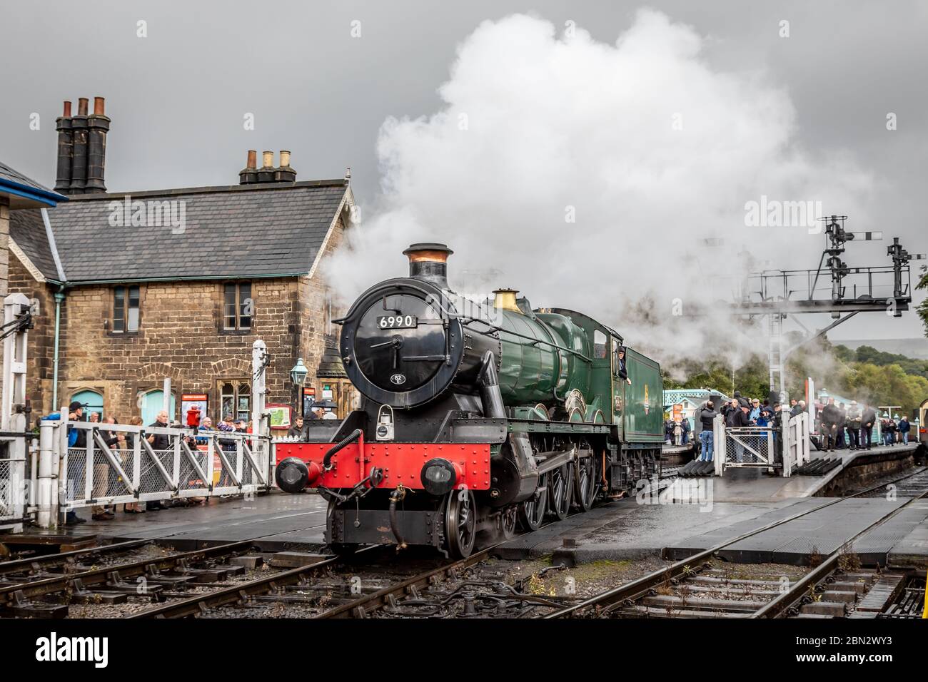 BR 'Hall' 4-6-0 Nr. 6990 'Witherslack Hall' fährt während ihrer Autumn Steam Gala mit der North Yorkshire Moors Railway um ihren Zug in Grosmont herum Stockfoto