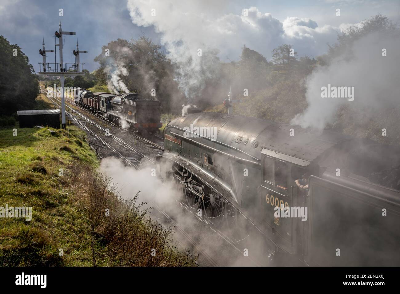 LNER 'A4' 4-6-2 No. 60009 'Union of South Africa' passiert NE 'Q6' 0-8-0 No. 2238, wenn es Goathland auf der North Yorkshire Moors Railway verlässt Stockfoto