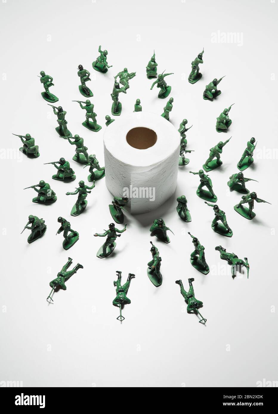 Spielzeug Soldaten bewachen Toilettenpapier während COVID-19 Pandemie Stockfoto