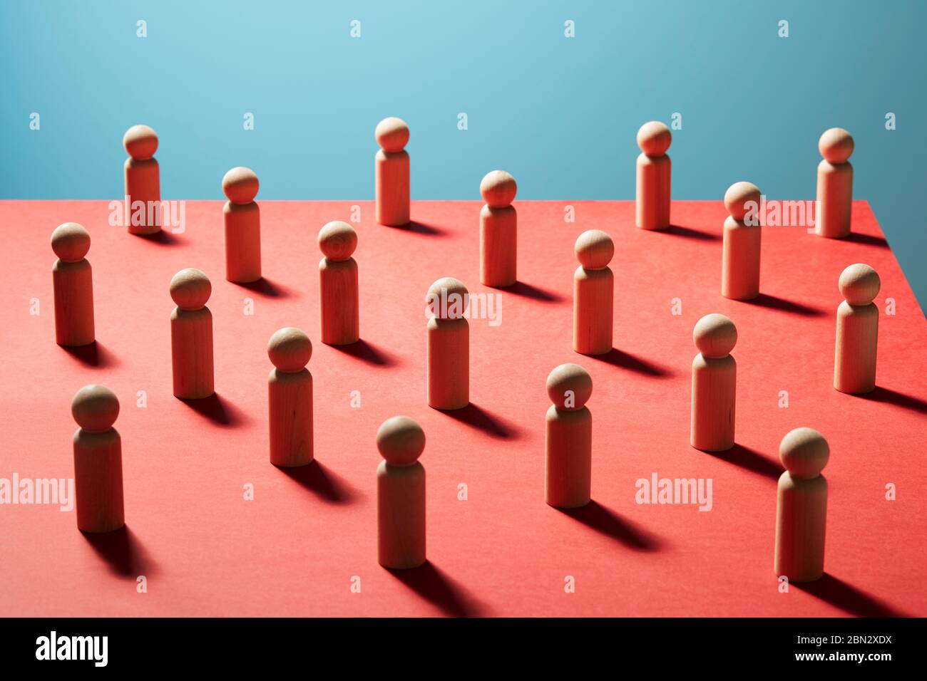 Schachfiguren aus Holz auf roter Oberfläche Stockfoto
