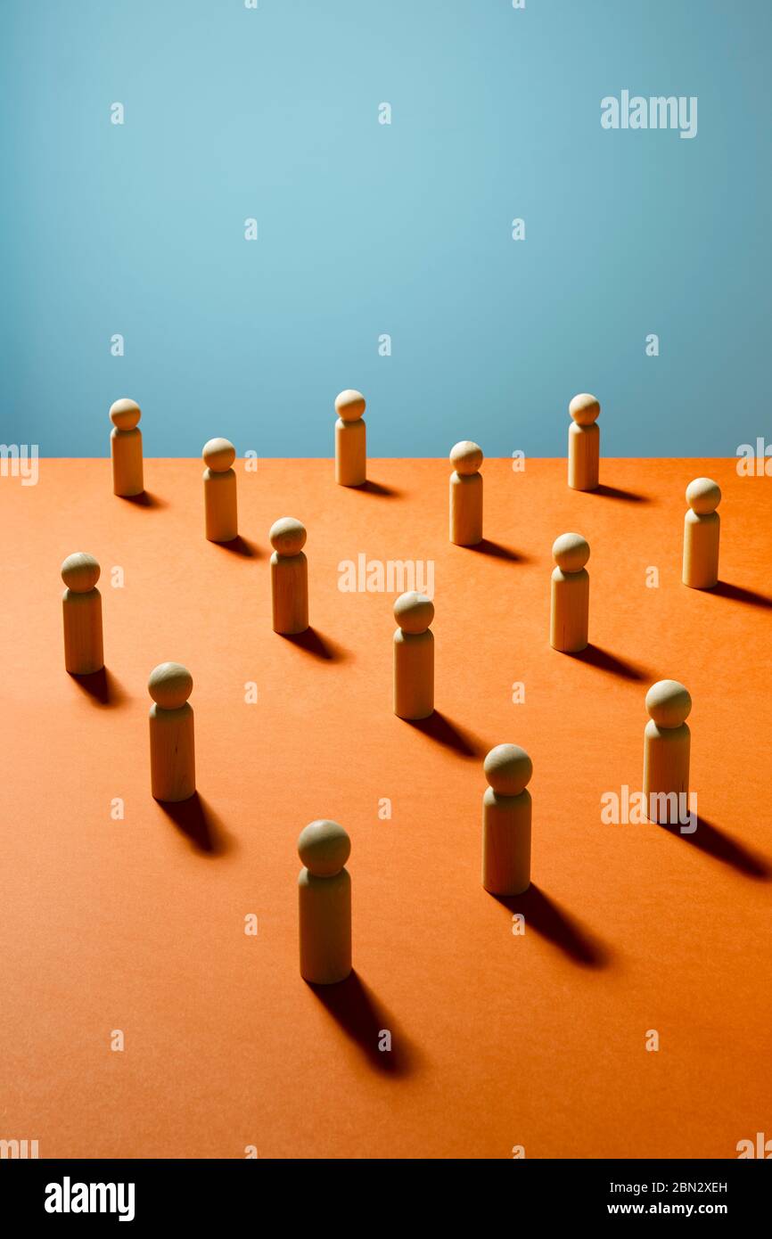 Schachfiguren aus Holz auf orangefarbener Oberfläche Stockfoto