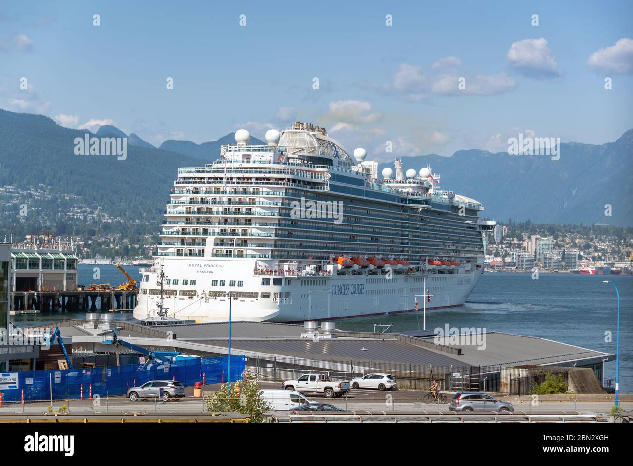 VANCOUVER, KANADA - 3. August: Großes Kreuzfahrtschiff im Hafen von Vancouver am 3. August 2019 in Vancouver BC Stockfoto