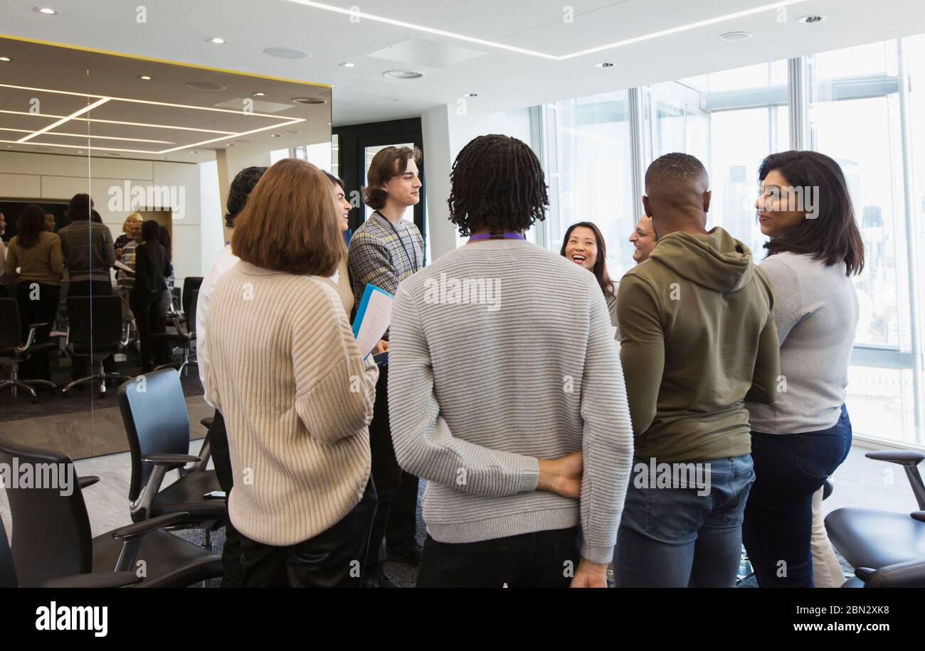 Geschäftsleute, die im Kreis in einem Konferenzraum sprechen Stockfoto