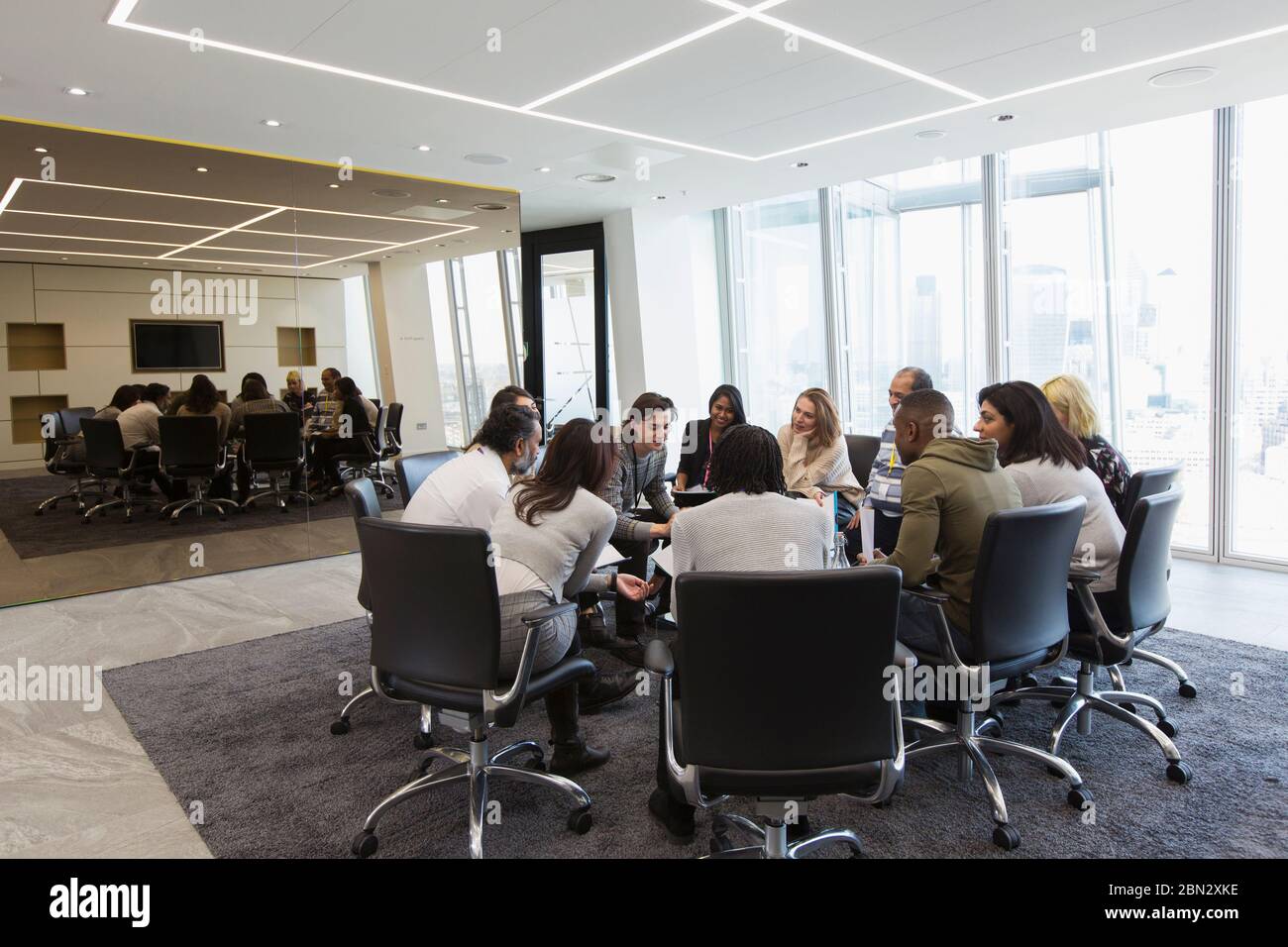 Geschäftsleute treffen sich im Konferenzraum Stockfoto