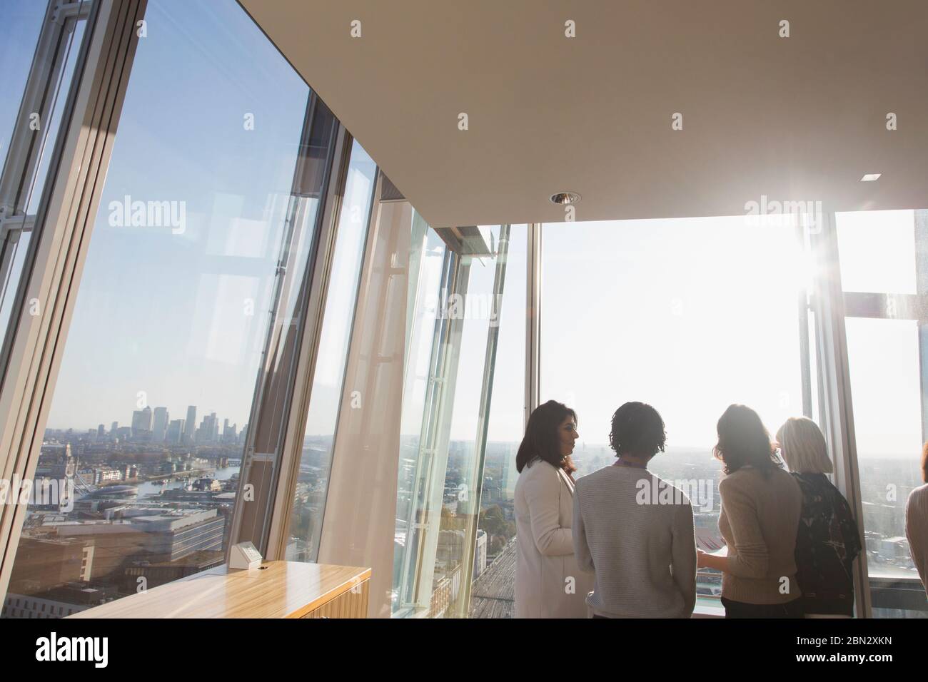 Geschäftsleute im sonnigen modernen Stadtbüro Stockfoto