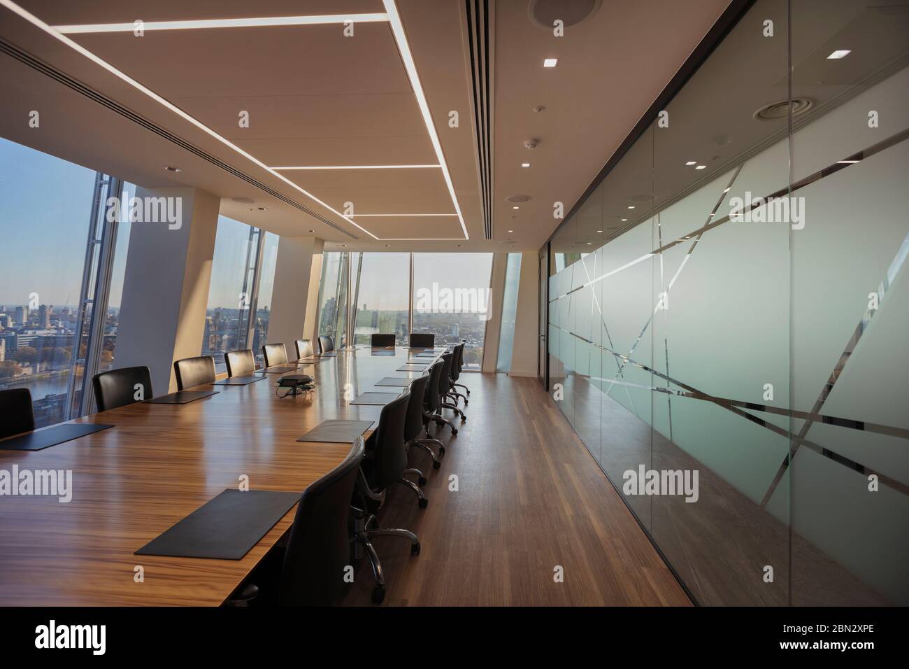 Langer Tisch im modernen Konferenzraum Stockfoto