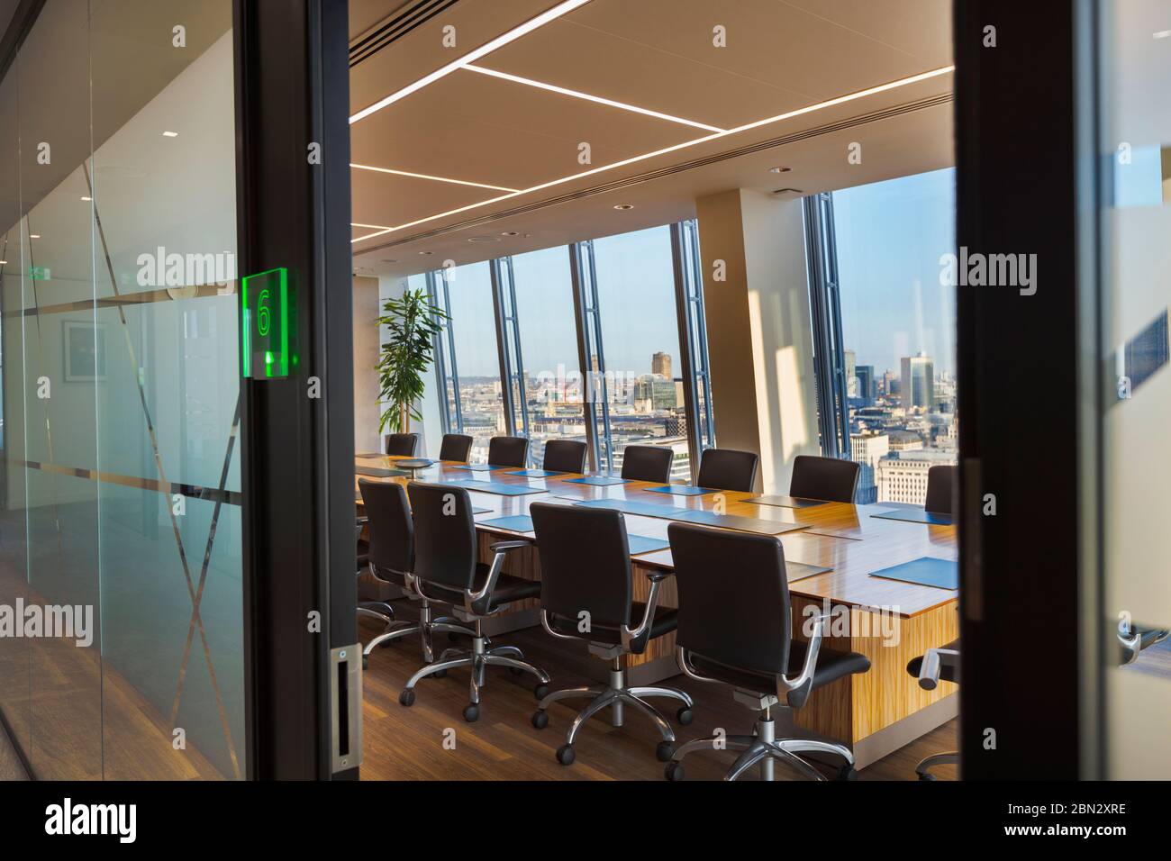 Moderner urbaner Konferenzraum mit langem Tisch und Stühlen Stockfoto