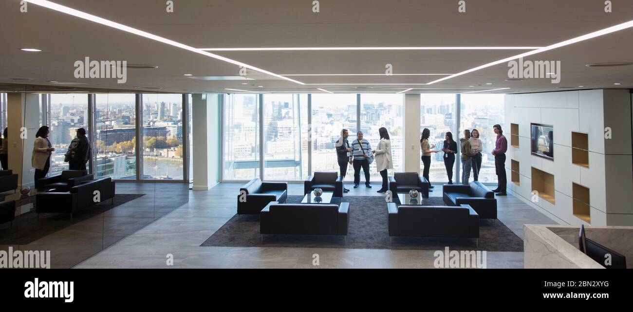 Geschäftsleute sprechen in der modernen Business-Lounge Stockfoto