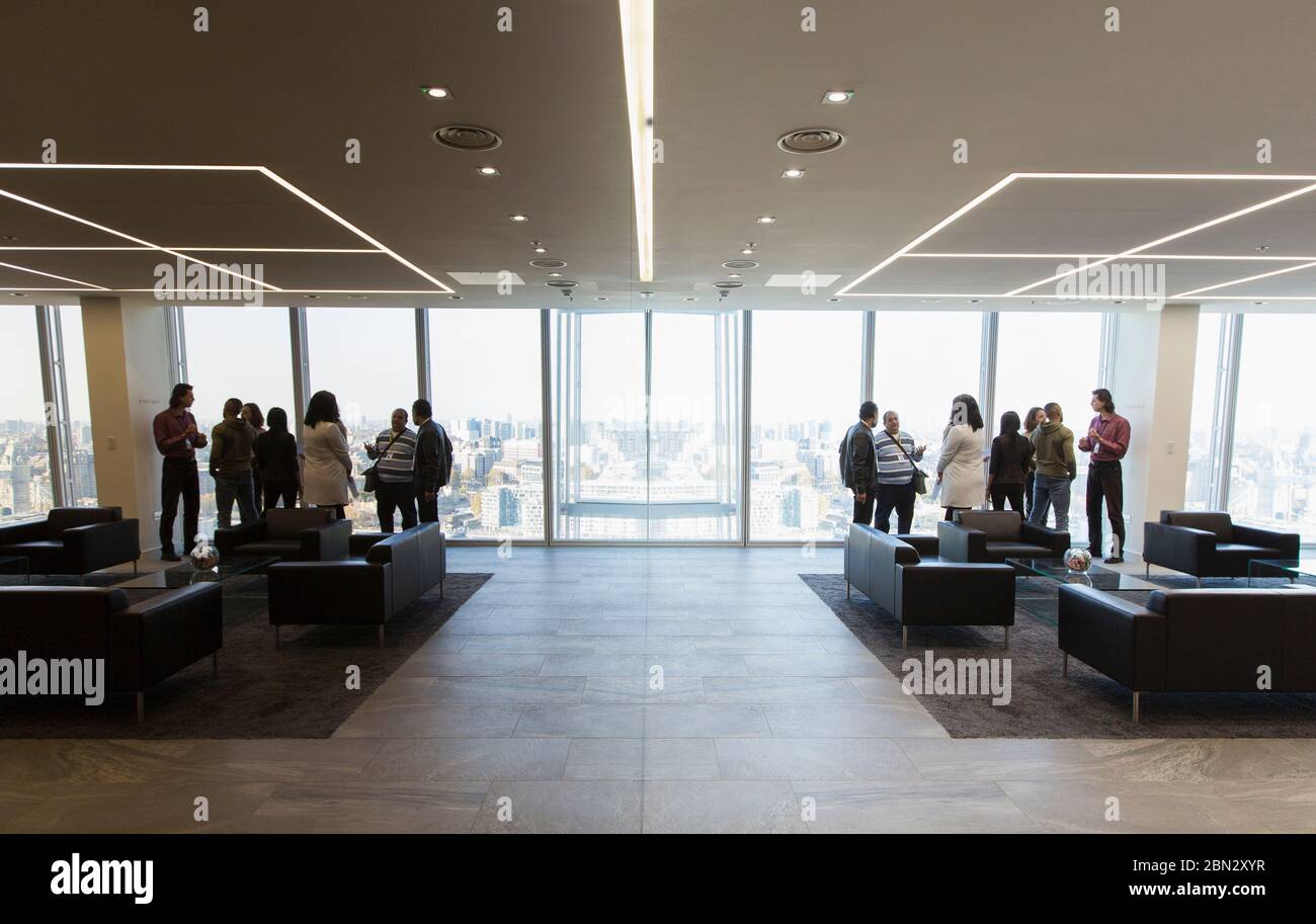 Geschäftsleute sprechen in der modernen Bürolobby Stockfoto