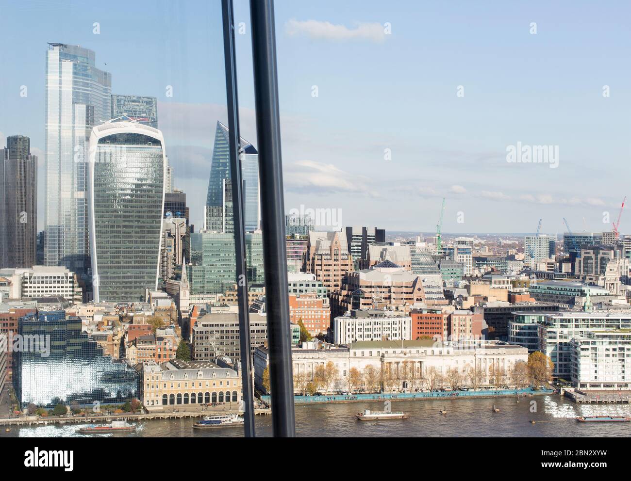 Blick auf die sonnige Stadt in einem Hochhaus, London, Großbritannien Stockfoto