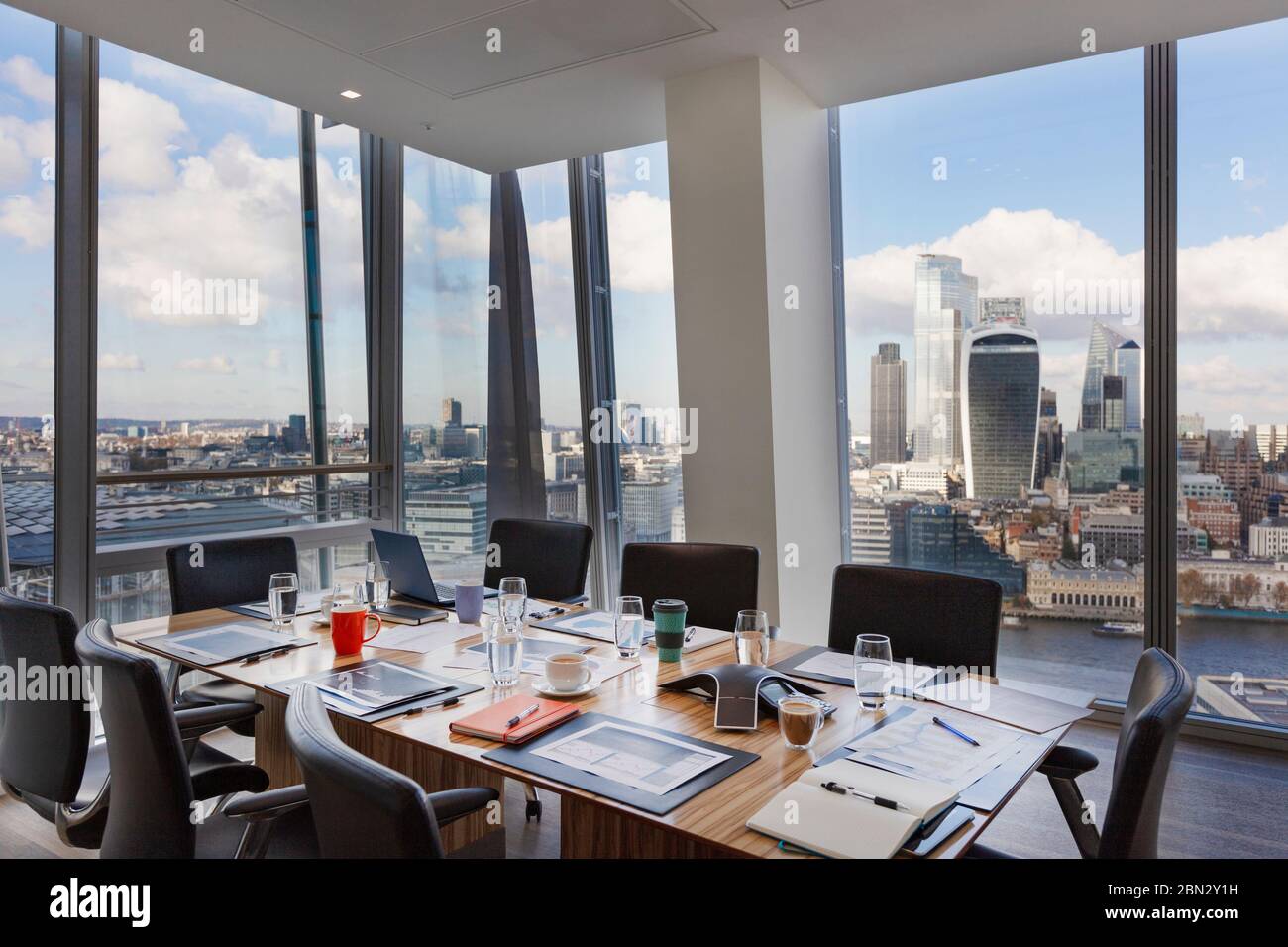 Moderner Konferenzraum mit Blick auf die Stadt, London, Großbritannien Stockfoto