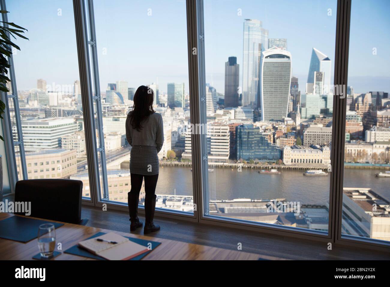 Eine durchdachte Geschäftsfrau, die sich die Stadtansicht von London anschaut Stockfoto
