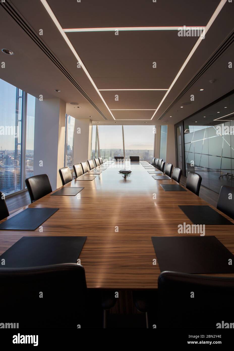 Langer Holztisch in einem leeren, modernen Konferenzraum Stockfoto