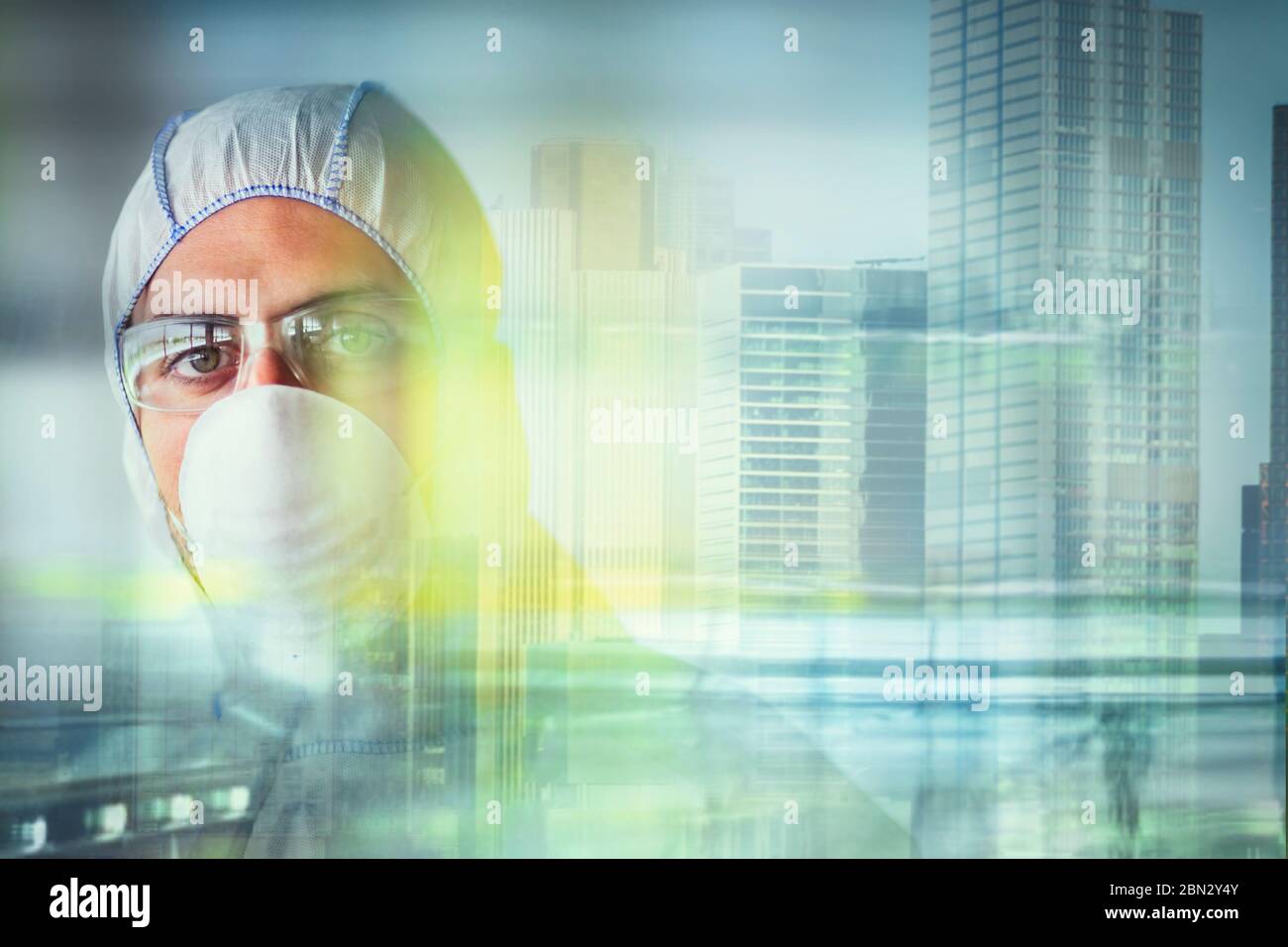 Portrait Wissenschaftler in Grippe-Maske am Stadtfenster Stockfoto