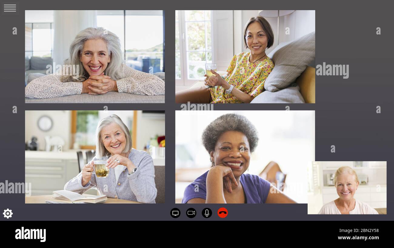Ältere Freundinnen Videokonferenzen während der COVID-19-Quarantäne Stockfoto