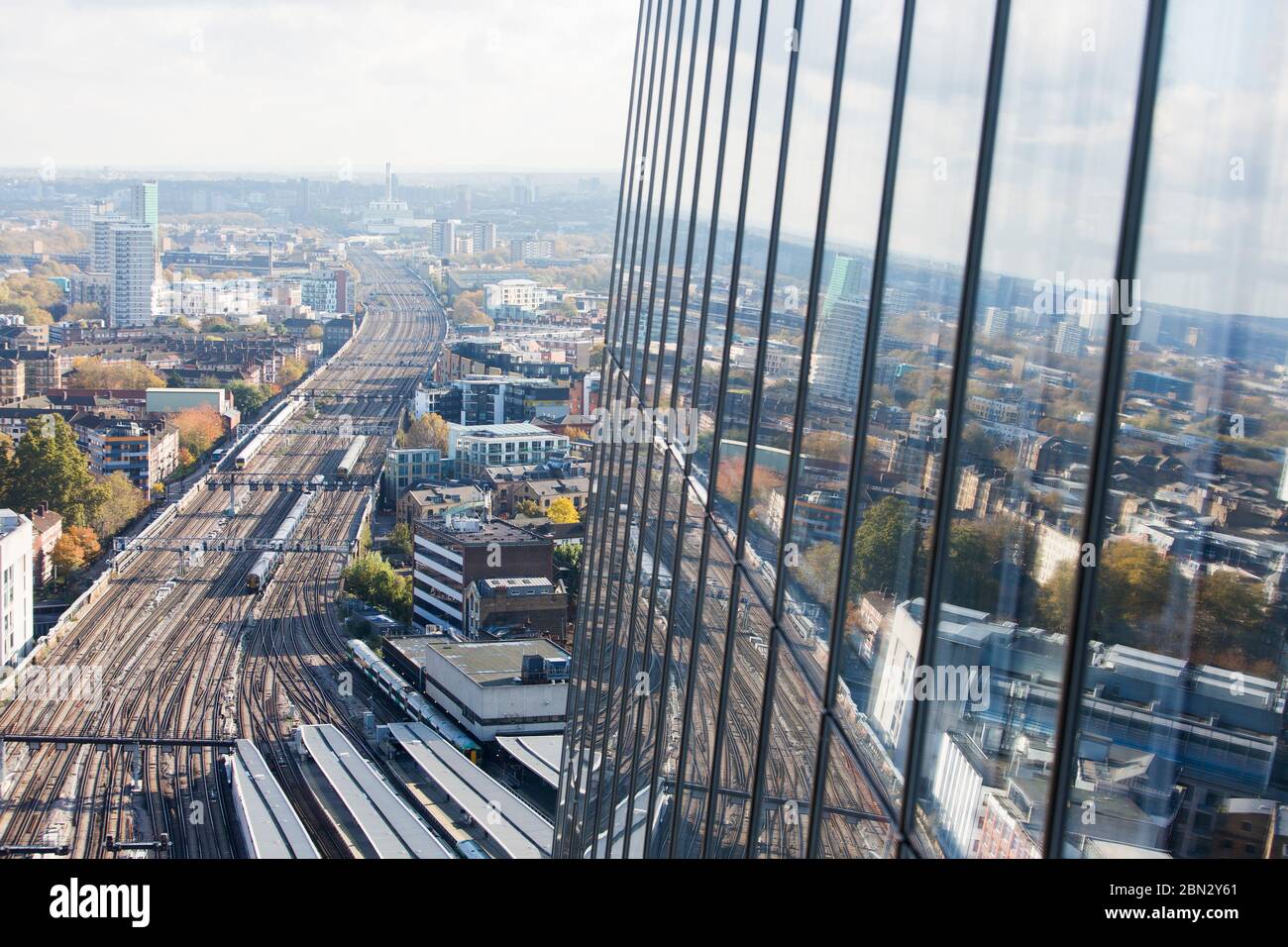 Sonnige Aussicht auf die Stadt vom Hochhaus, London, Großbritannien Stockfoto