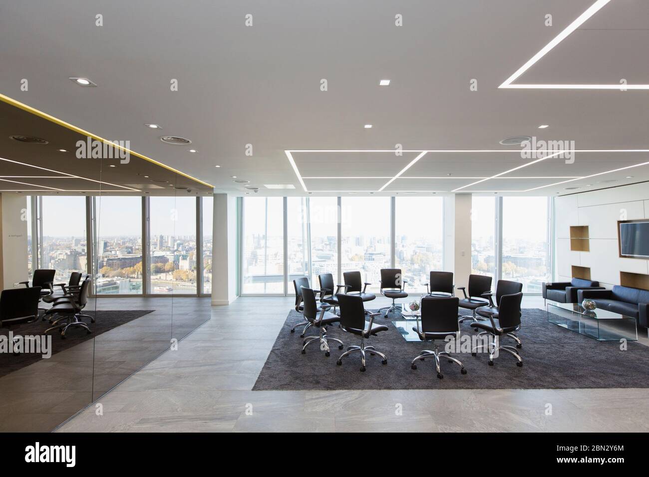 Stühle im Kreis in der modernen Business-Lounge Stockfoto