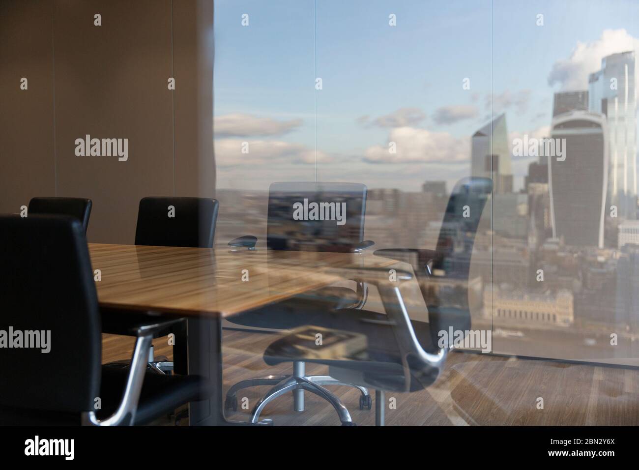 Stadtreflexion im Fenster des Konferenzraums Stockfoto