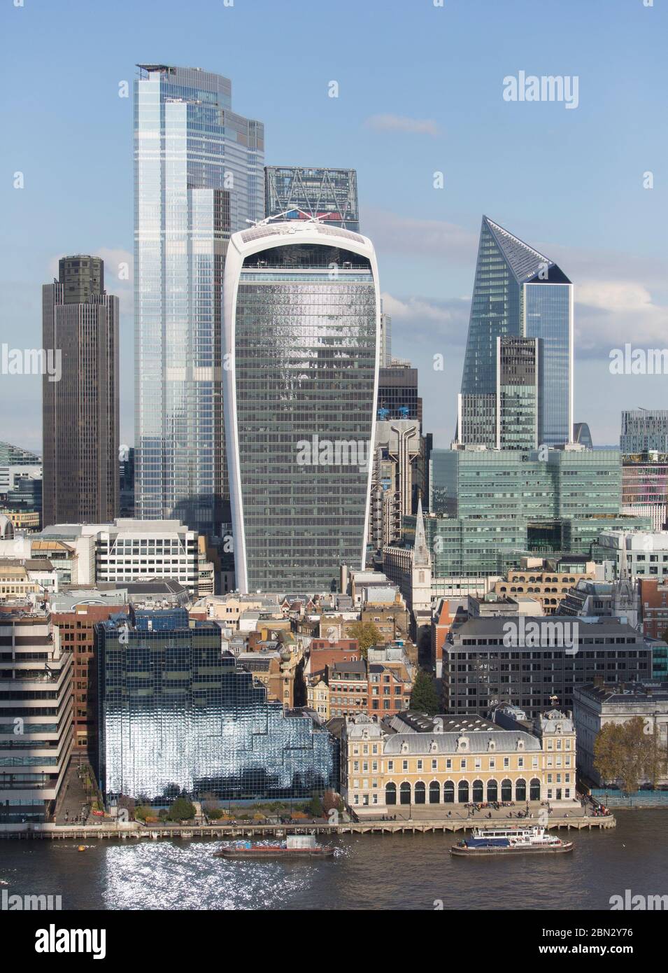 Blick auf sonnige Hochhäuser und Stadtbild, London, Großbritannien Stockfoto