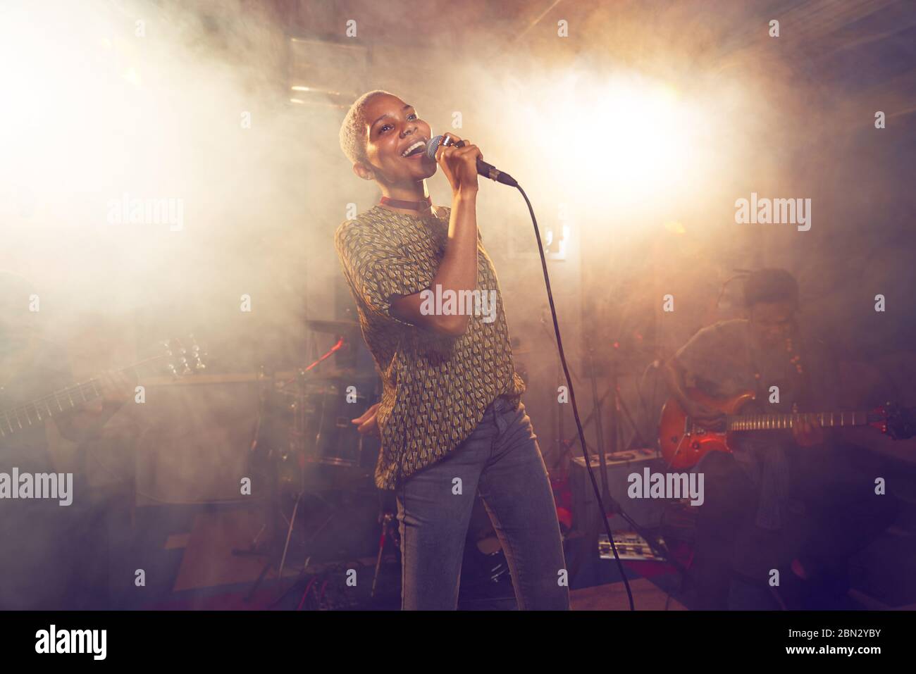 Junge Sängerin auf der Bühne Stockfoto