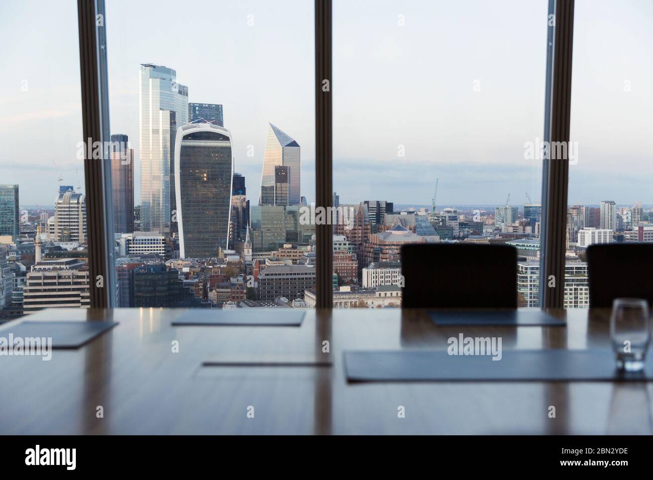 Blick auf die Stadt vom Konferenzraum des Hochhauszimmers, London, Großbritannien Stockfoto