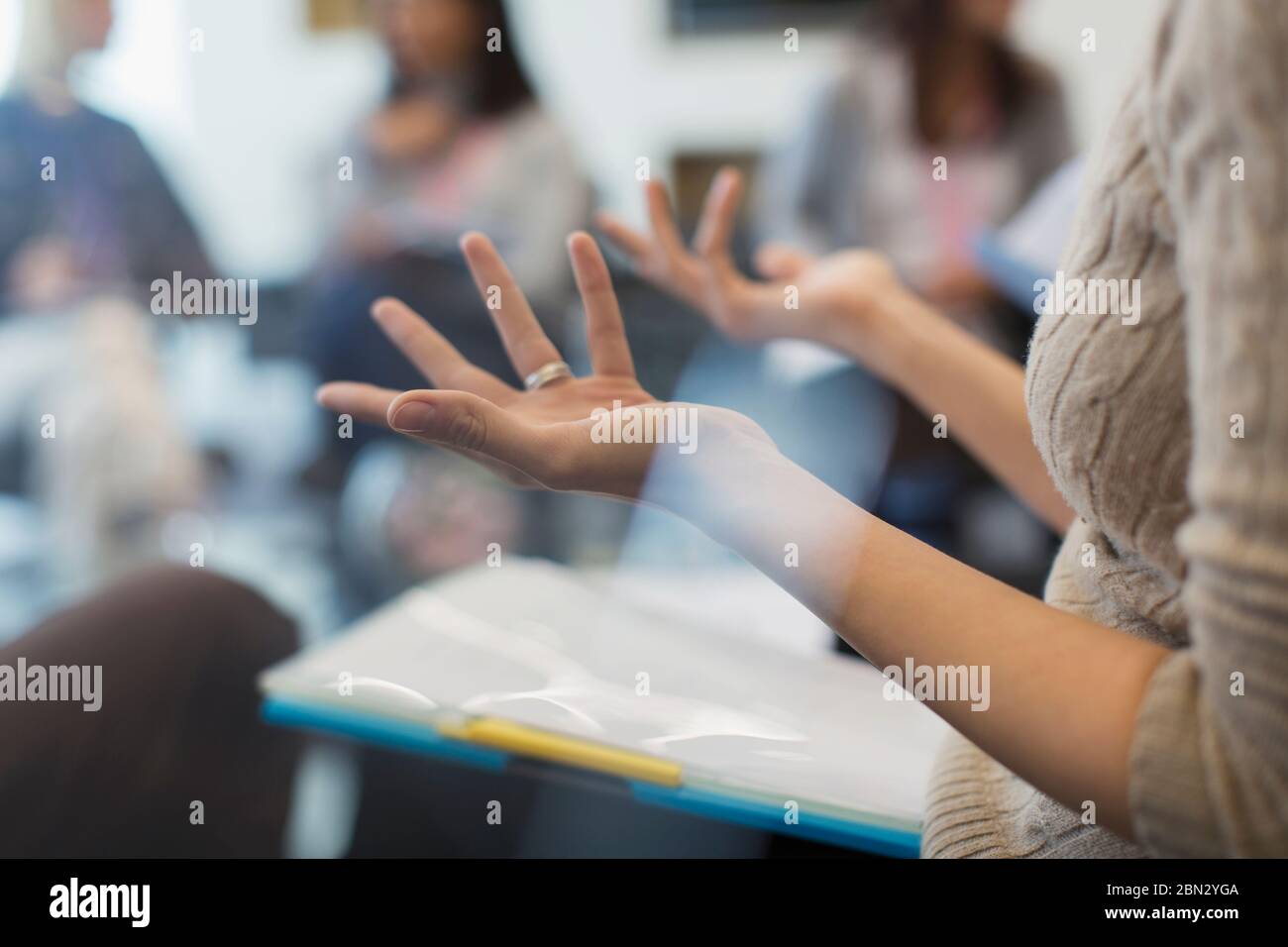 Geschäftsfrau, gestikulieren und erklären in treffen Stockfoto
